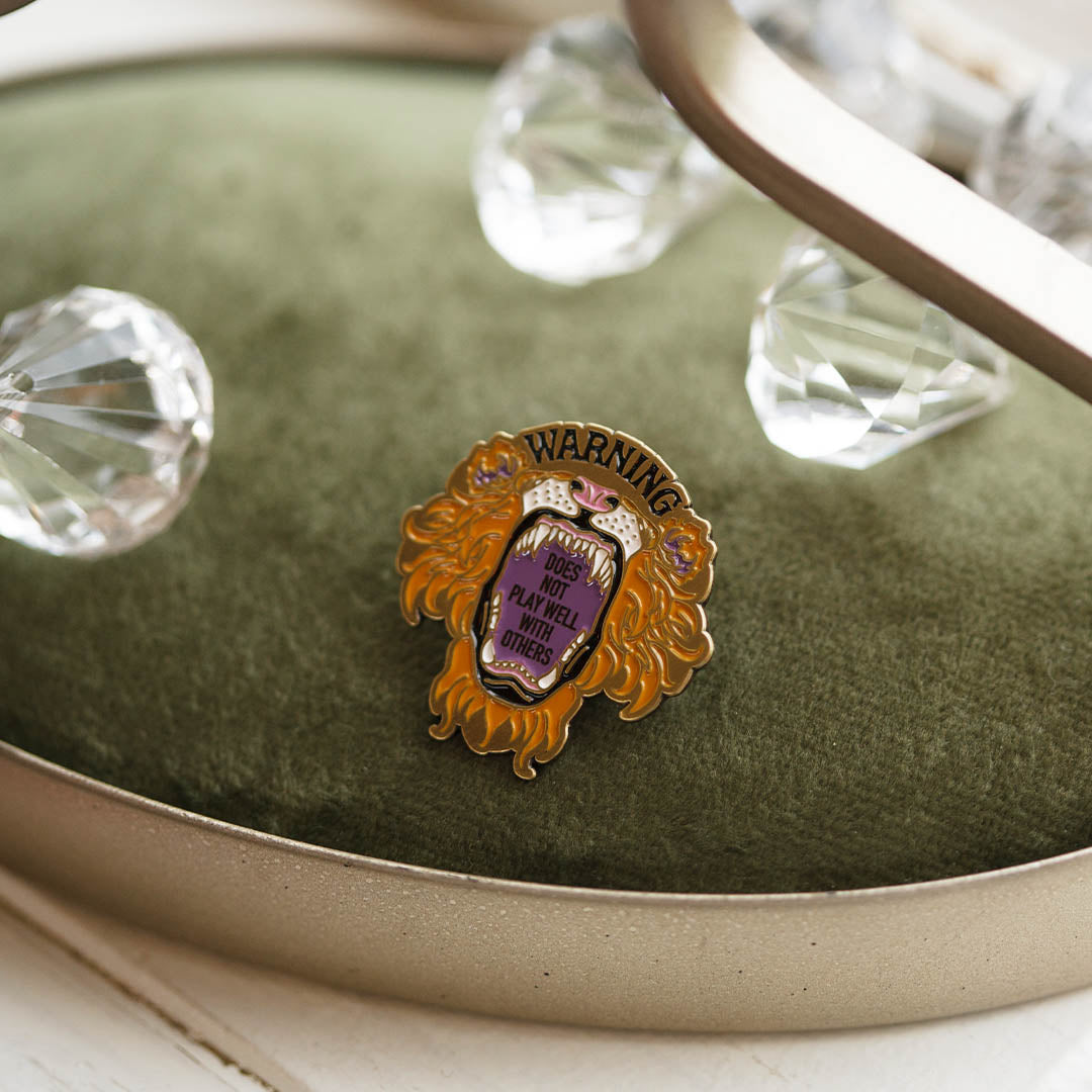 ピンズ WARNING LION